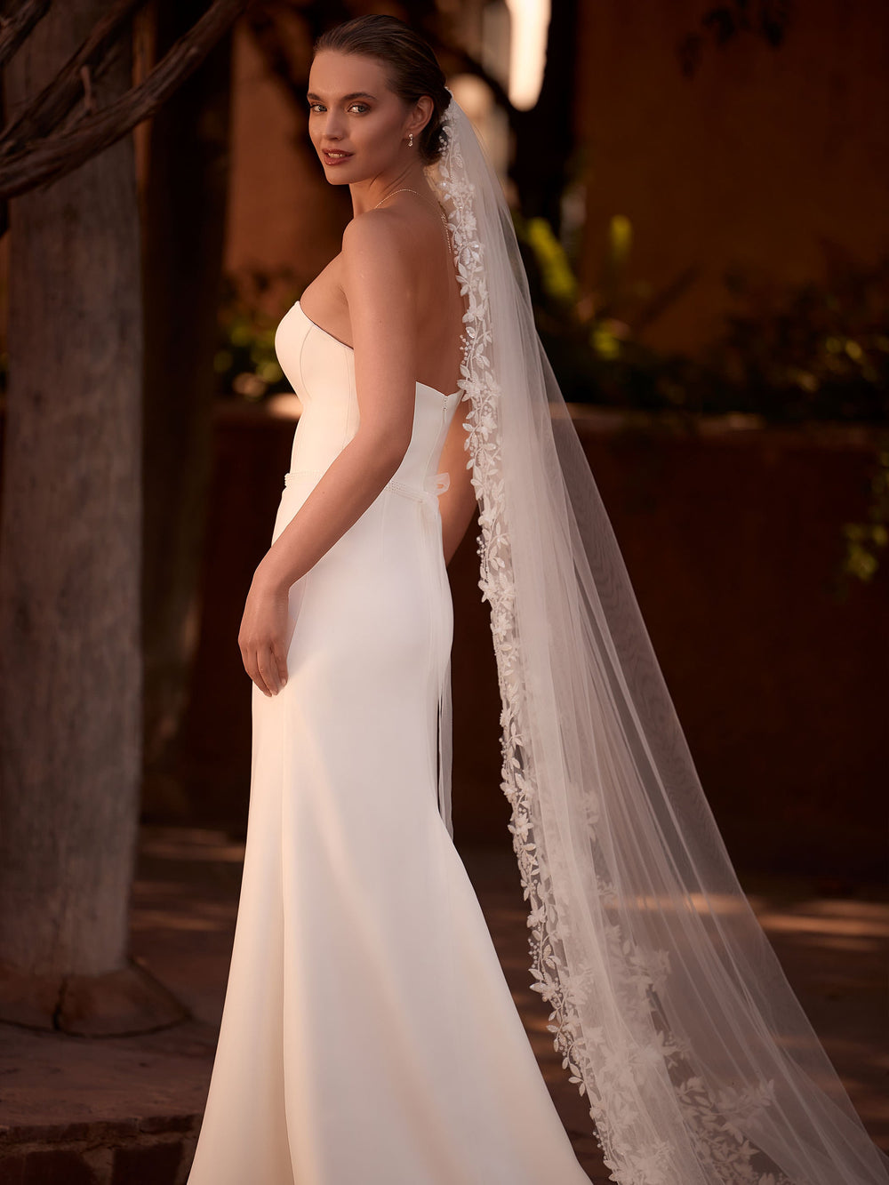 Voile de mariée S541 porté sur une robe fluide, bordure en dentelle fleurie