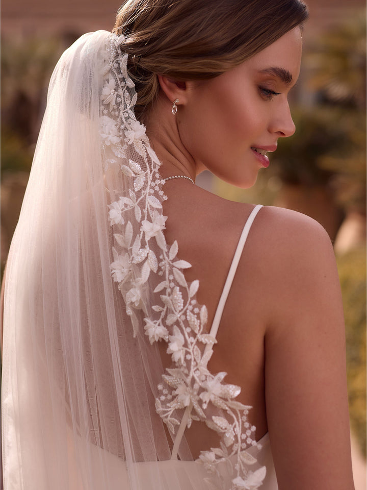 Détail de la dentelle fleurie du voile de mariée S541 et du peigne monté