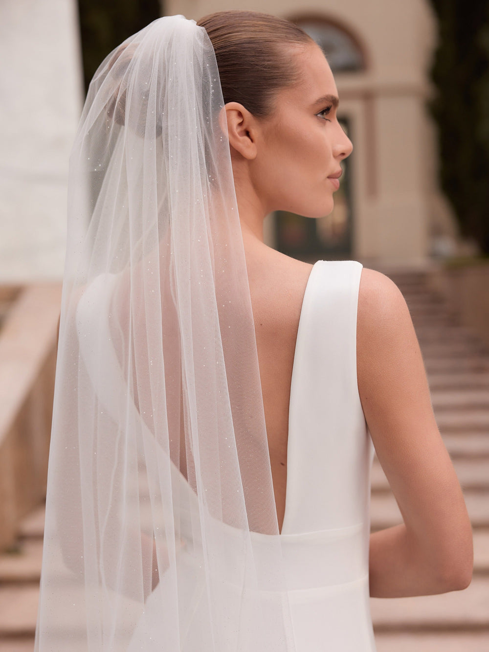 Détail du tulle pailleté et de la bordure en perles de verre du voile de mariée S551 Bianco Evento
