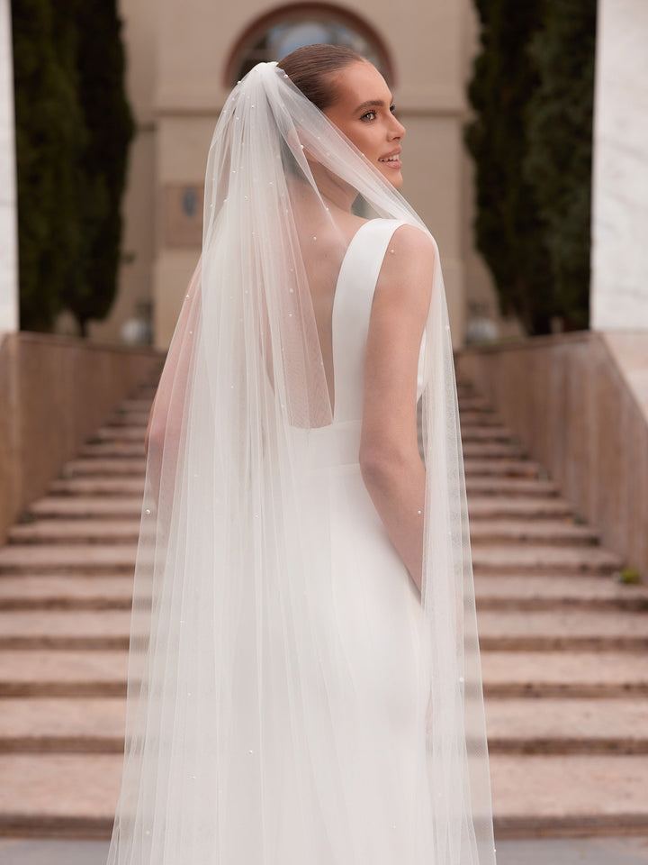 Détail des perles semées dans le tulle souple et du bord coupé du voile de mariée 350 cm S553 Bianco Evento