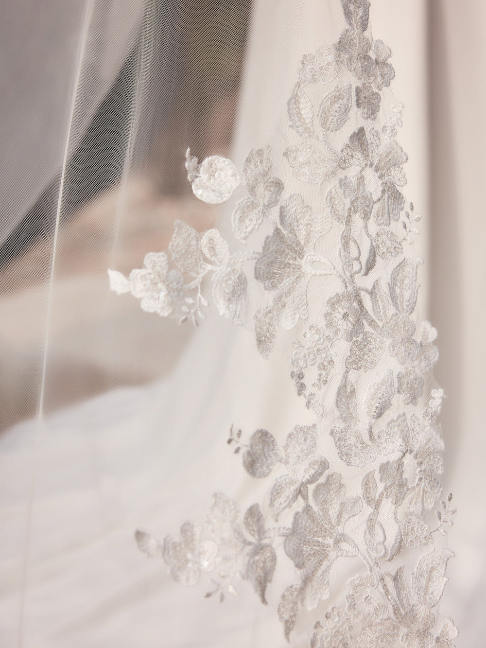 Détail de la large dentelle brodée à fleurs et sequins du voile de mariée S559 Bianco Evento