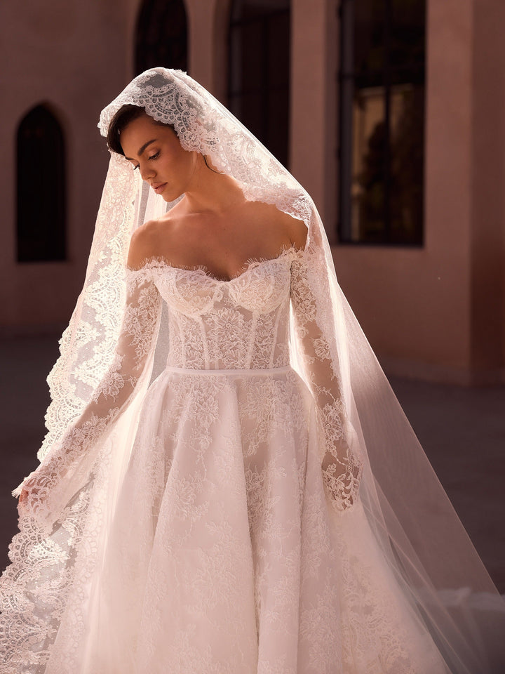 Détail de la large dentelle de Chantilly festonnée à motifs floraux du voile de mariée S574 Bianco Evento