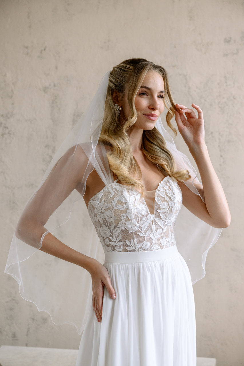 Voile de mariée Selvara 92 cm, cristaux, tulle souple ivoire, main à la coiffure