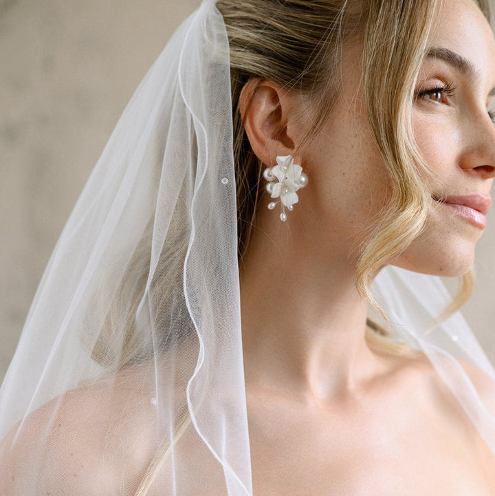 Voile de mariée Selvara 92 cm, profil et boucle d'oreille en cristaux