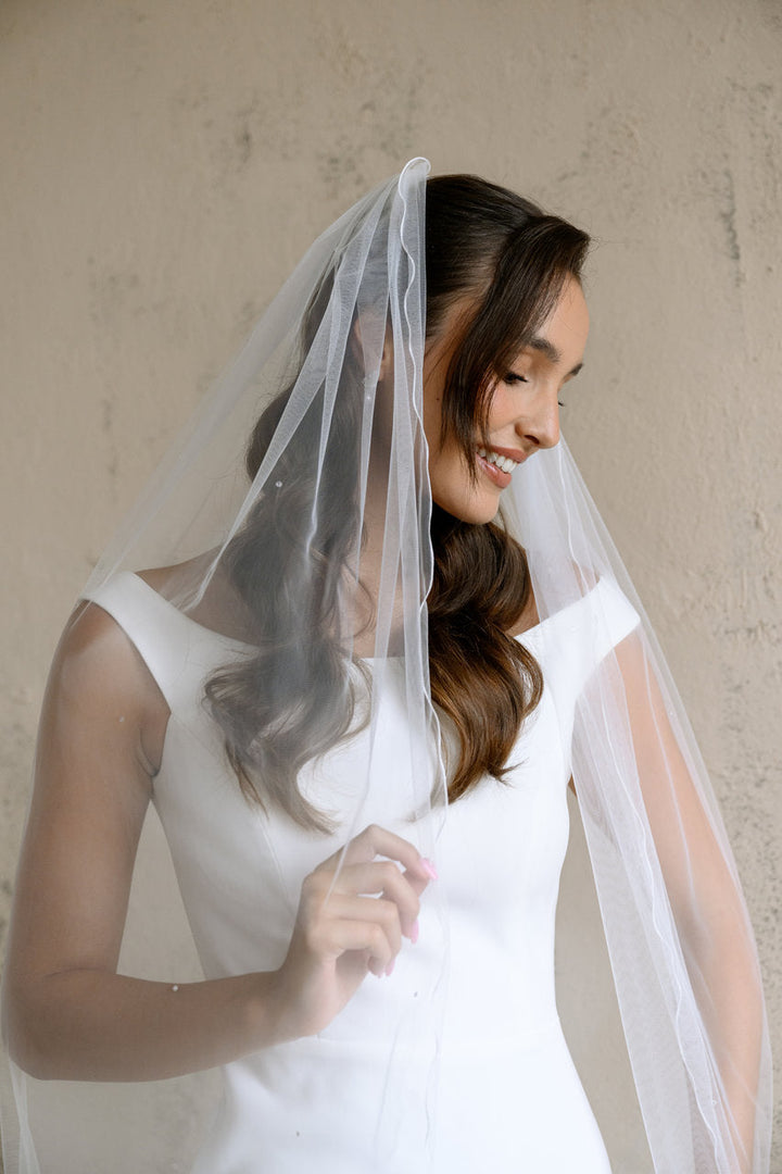 Voile de mariée Selvina 200 cm, cristaux et bord du tulle, voile sur la tête