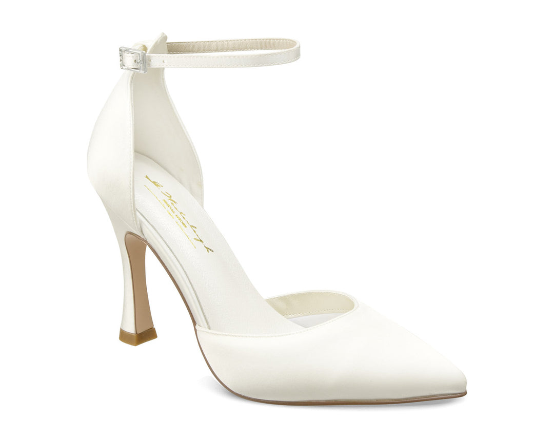 Escarpins de mariée Ariella en satin ivoire, bride de cheville en satin, vue de trois quarts