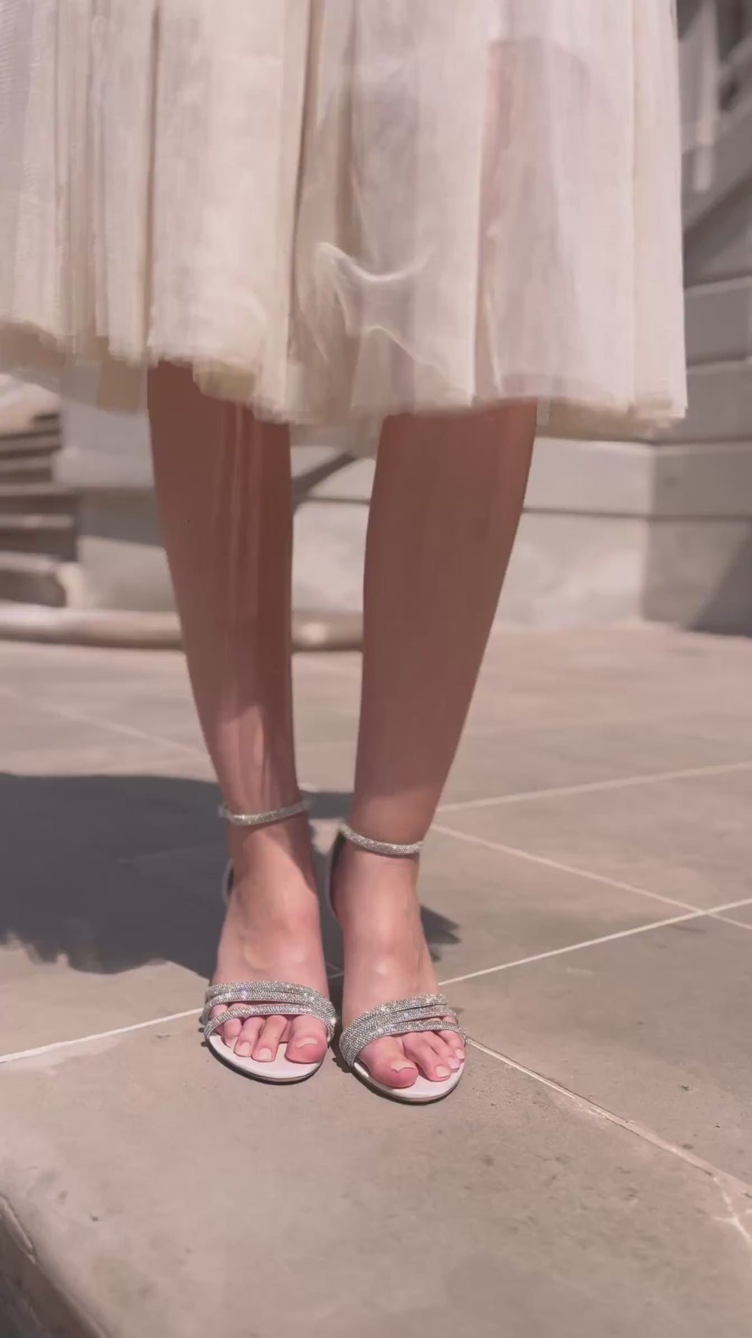 SANDALES DE MARIÉE YOKO – SATIN IVOIRE ET CRISTAUX SCINTILLANTS