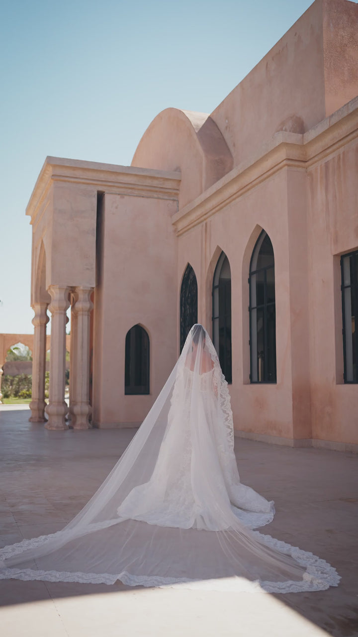 Voile de mariée S574 – dentelle de Chantilly – porté en mantille – 350 cm