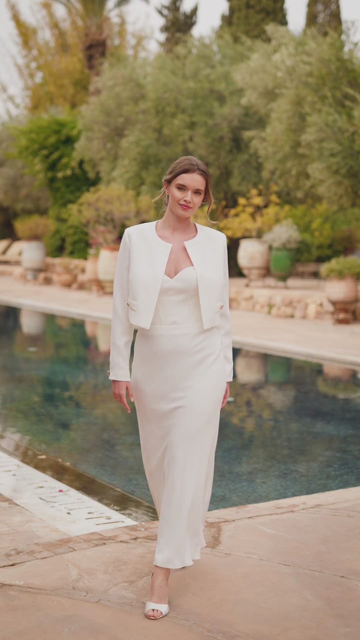VESTE DE MARIÉE E498 EN CRÊPE STRETCH AVEC BOUTONS DORÉS – ÉLÉGANCE MODERNE