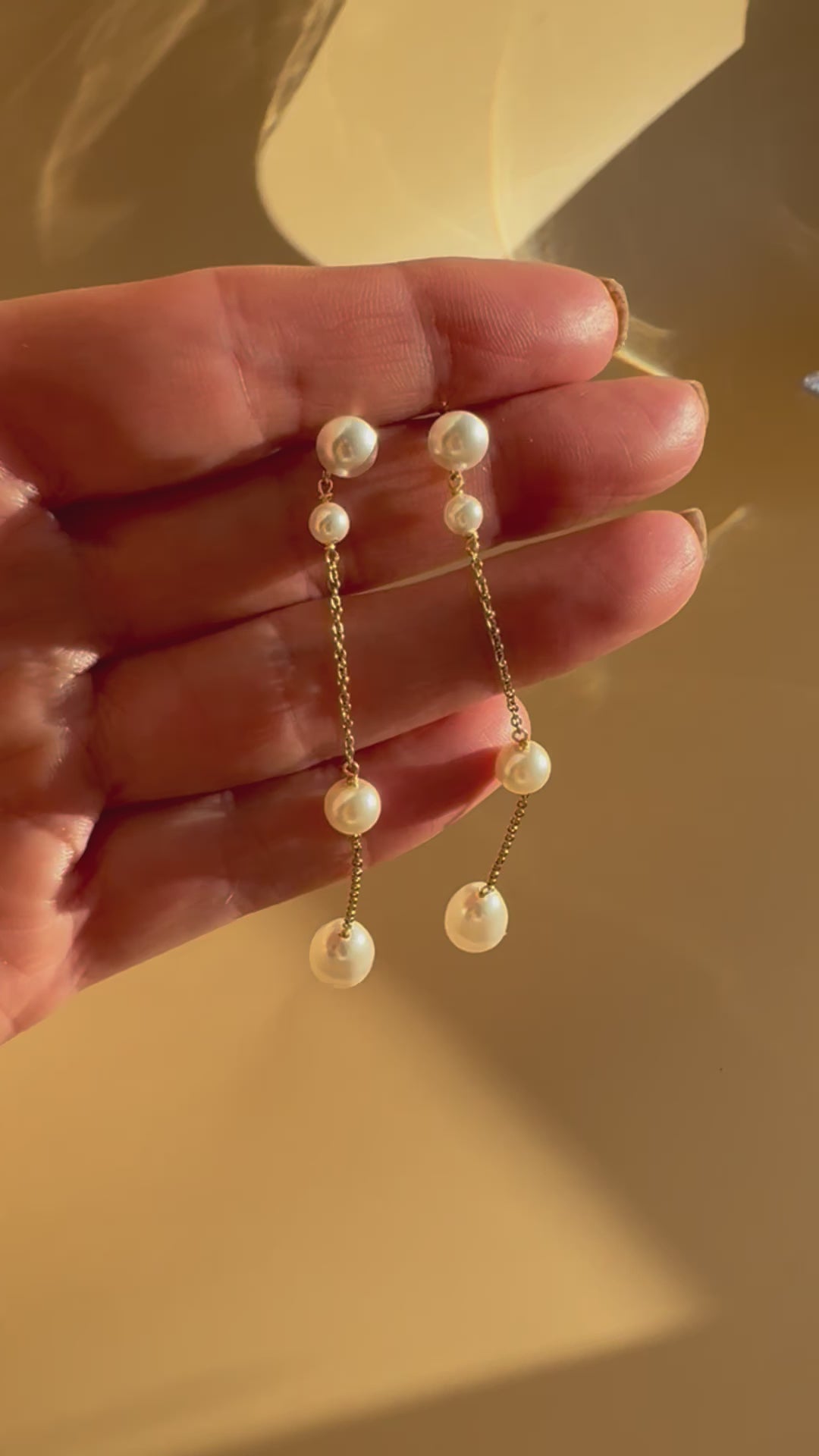 Vidéo montant les boucles d'oreilles pendantes 4 perles dans leur version dorée à l'or Fin . Estelle pour Mas accessoires