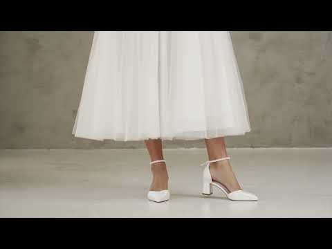 CHAUSSURES DE MARIÉE MADISON AVEC BRIDE EN PERLES D’EAU DOUCE – SATIN IVOIRE