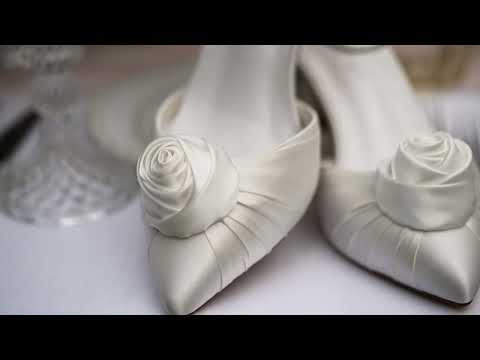 CHAUSSURES DE MARIÉE JULIET – SATIN IVOIRE AVEC ORNEMENT ROSE