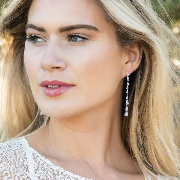 : zoom porté des boucles d’oreilles Paris par une mariée
